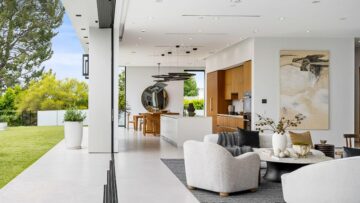 Open Floor Plans and Indoor-Outdoor Flow: Maximizing Gulf Views in Narrow Lots