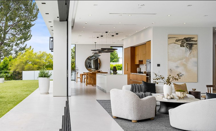 Open Floor Plans and Indoor-Outdoor Flow: Maximizing Gulf Views in Narrow Lots